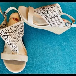 Girl’s wedge sandal